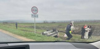 O mașină s-a răsturnat lângă satul Bănești. O persoană ar fi avut nevoie de îngrijiri medicale
