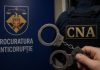 Ar fi promis că poate influența decizii în instituții publice, contra cost. Un bărbat, reținut pentru 72 de ore