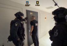 Cinci call-centre, investigate într-un dosar de escrocherie și spălare de bani. Opt persoane, reținute