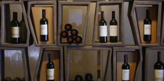 30.000 de sticle de vin, încărcate în două camioane și furate dintr-un depozit din Toscana