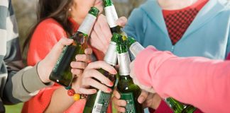 Aproape jumătate dintre adolescenții din Moldova au consumat alcool pentru prima dată până la 13 ani