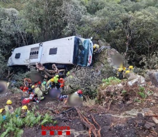 Intervenție de amploare în Spania, după ce un autocar s-a prăbușit de la peste 20 de metri