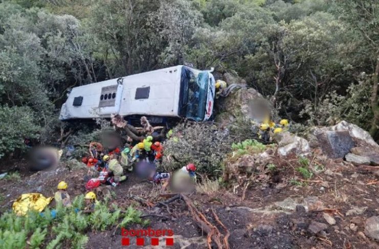 Intervenție de amploare în Spania, după ce un autocar s-a prăbușit de la peste 20 de metri