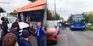 Impact între un automobil și un troleibuz în Capitală. Accidentul s-a produs pe bulevardul Dacia