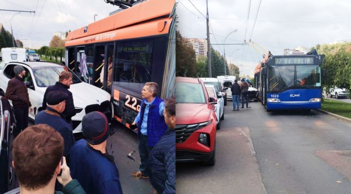 Impact între un automobil și un troleibuz în Capitală. Accidentul s-a produs pe bulevardul Dacia