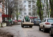 Curtea dintre blocuri de pe bd. Mircea cel Bătrân, amenajată pentru acces mai sigur