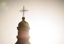 Furt de sute de mii de lei dintr-un lăcaș de cult. Poliția suspectează că tânărul reținut a comis și alte infracțiuni
