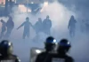Un adolescent și-a pierdut un braț după un incident cu o grenadă la un protest din Franța
