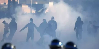 Un adolescent și-a pierdut un braț după un incident cu o grenadă la un protest din Franța