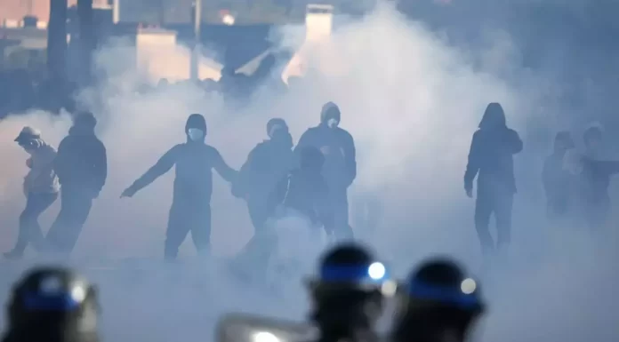 Un adolescent și-a pierdut un braț după un incident cu o grenadă la un protest din Franța