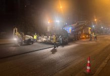 Noi lucrări pe strada Ismail: muncitorii ajustează bordurile și capacele canalizării