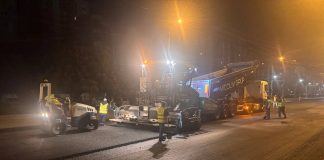 Noi lucrări pe strada Ismail: muncitorii ajustează bordurile și capacele canalizării