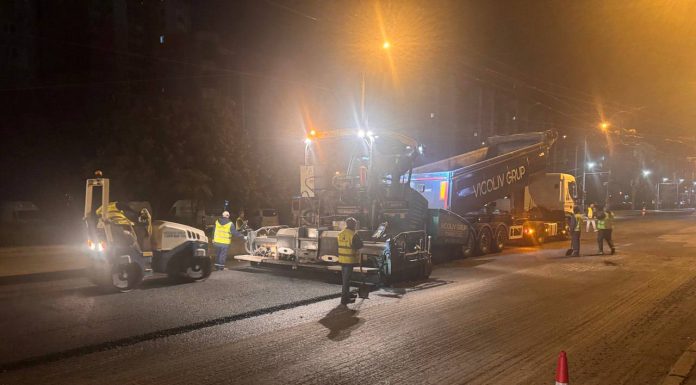 Noi lucrări pe strada Ismail: muncitorii ajustează bordurile și capacele canalizării